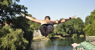 „Ljeto na Vrbasu“: U nedjelju tradicionalni skokovi sa Gradskog mosta