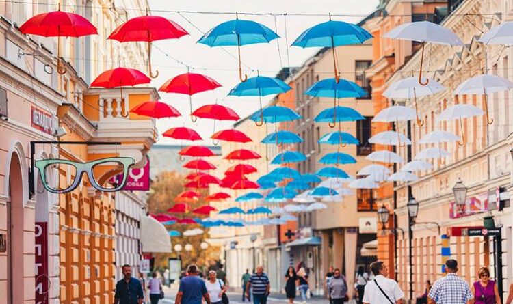 Gospodska ulica ukrašena kišobranima u bojama srpske zastave