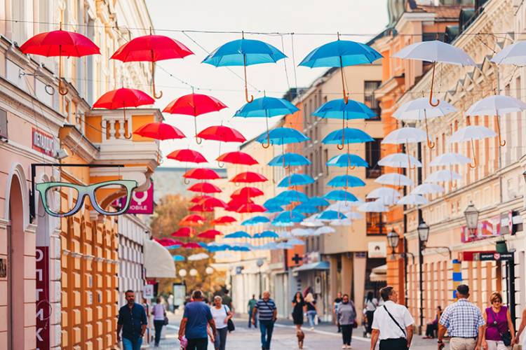 Gospodska ulica ukrašena kišobranima u bojama srpske zastave