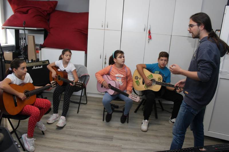 MALA ŠKOLA GITARE “ZDRAVO DA STE”: Od banjalučkog parka do velikih svjetskih pozornica