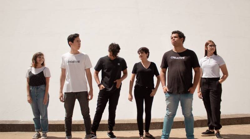 Test ličnosti - šta položaj u kome stojite govori o vama: Da li ste snažni i neustrašivi ili nepristupačni introvert