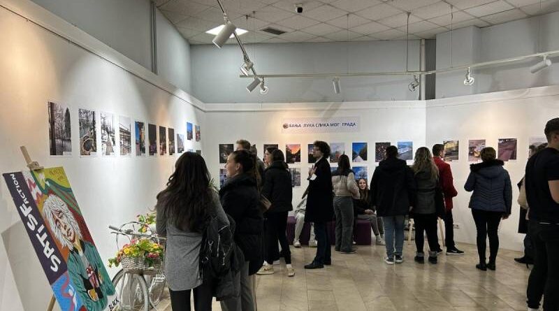 Otvorena “Slika mog grada”, izložba o Banjaluci kroz objektiv mladih