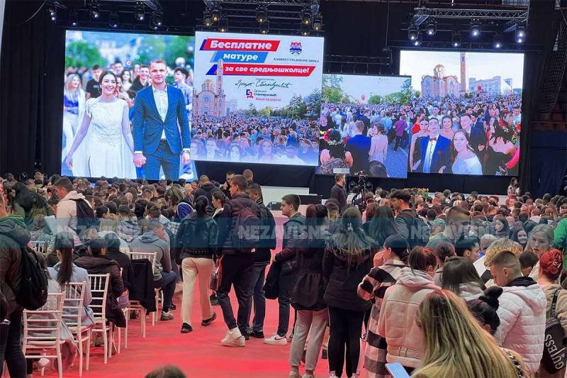 Banjalučkim učenicima uručeni vaučeri za besplatne mature