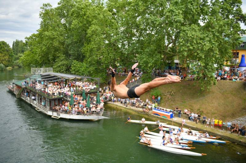 Skokovi, bioskop pod zvijezdama i dajak čamci u srcu Banjaluke