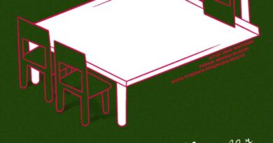 Predstava: Sin, majka i otac sjede za stolom i dugo ćute