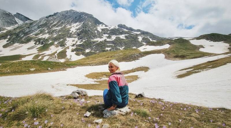 Izlazak iz mraka na svjetlo: Vanja Mišić objavila singl “Tvoje ruke”