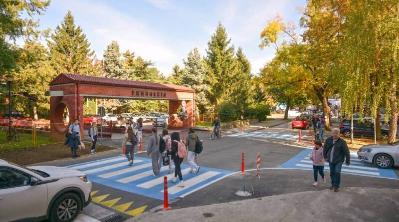 Za veću bezbjednost u zonama škola: Kod Gimnazije postavljena nova platforma i plavi pješački prelazi