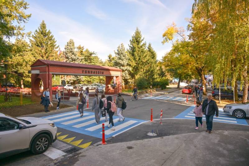 Za veću bezbjednost u zonama škola: Kod Gimnazije postavljena nova platforma i plavi pješački prelazi