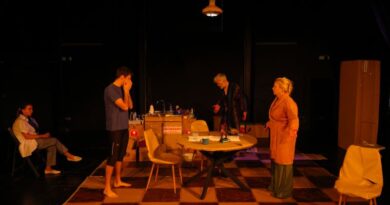 Predstava "Sin, majka i otac sjede za stolom i dugo ćute"