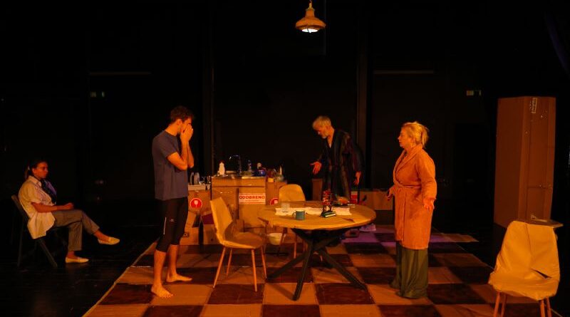 Predstava "Sin, majka i otac sjede za stolom i dugo ćute"