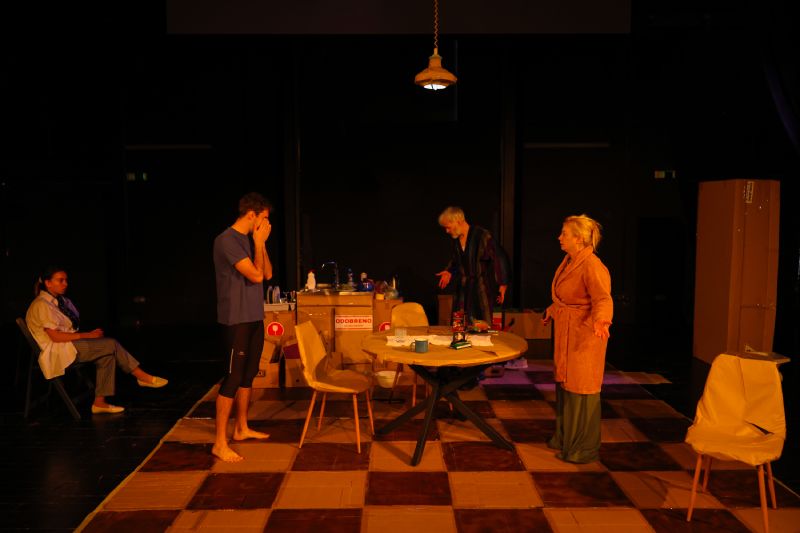 Predstava "Sin, majka i otac sjede za stolom i dugo ćute"